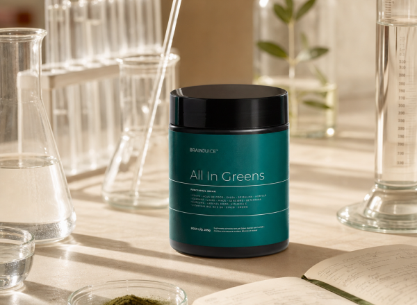 Pote de All In Greens em bancada de laboratório com vidraria