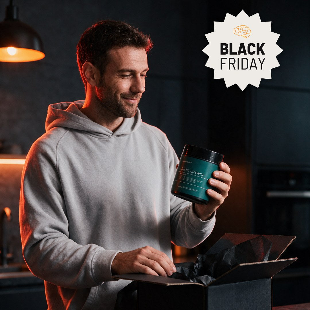 Homem abrindo a caixa do All In Greens em casa, com o selo Black Friday